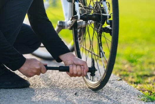 Mand der bruger en cykelpumpe